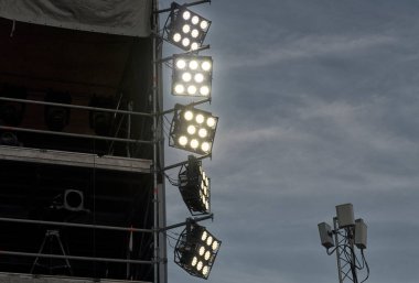 Film endüstrisi. Konser ve TV programlarının çekimlerinde kullanılan ışıklandırma ekipmanları