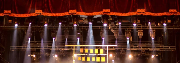 コンサートやテレビ番組の撮影中に使用される劇場用照明器具 — ストック写真