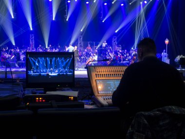 Konser ve TV programlarının çekimlerinde kullanılan ışıklandırma ekipmanları