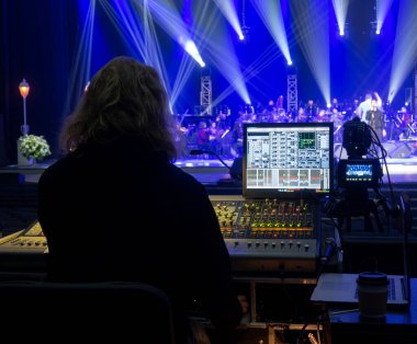 Konser ve TV programlarının çekimlerinde kullanılan ışıklandırma ekipmanları