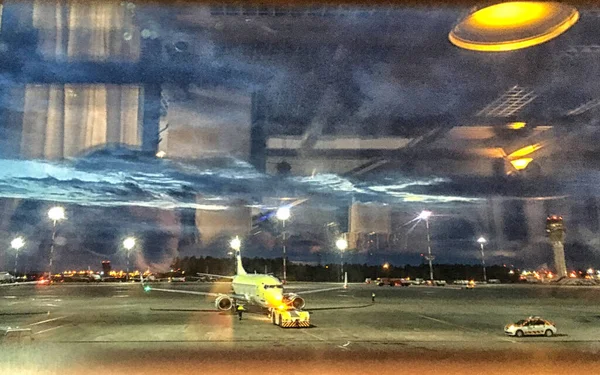Aeroporto Internacional Moderno Durante Pôr Sol Conceito Viagem Emocional Redor — Fotografia de Stock