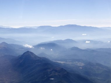 Uçakların kanat ve dağ manzarası yukarıdan Avrupa 'ya uçağın penceresinden görünüyor..