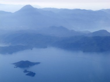 Uçakların kanat ve dağ manzarası yukarıdan Avrupa 'ya uçağın penceresinden görünüyor..