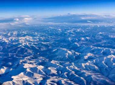 Uçakların kanat ve dağ manzarası yukarıdan Avrupa 'ya uçağın penceresinden görünüyor..