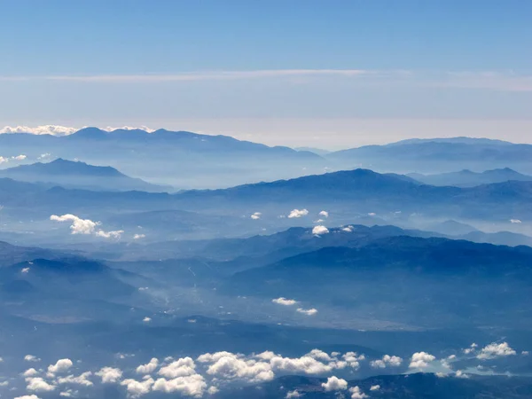 Luftaufnahme Von Flugzeugflügeln Und Berggipfeln Europa Von Oben Flugzeugfenster — Stockfoto