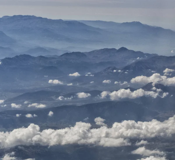 Luchtfoto Van Vliegtuigvleugel Bergtoppen Europese Hoogte Van Bovenaf Vliegtuigruit — Stockfoto