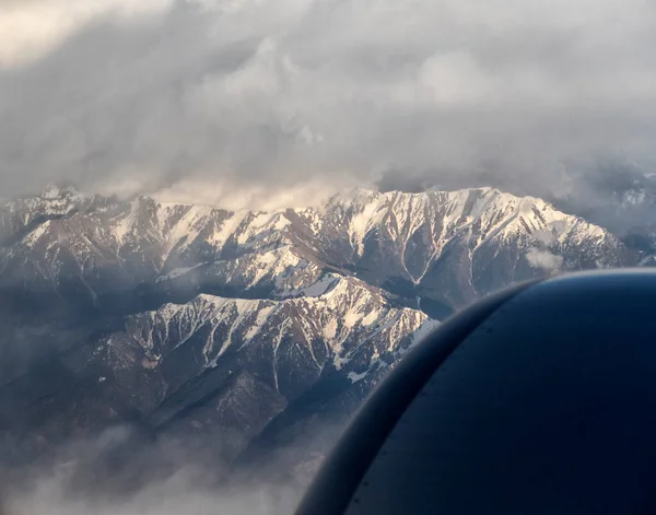 Vista Aérea Asa Avião Picos Montanha Europeu Cima Janela Avião — Fotografia de Stock