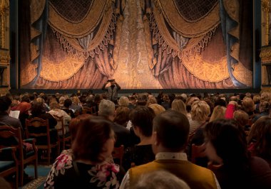 Tiyatronun içini, konser salonunun sahnesini..