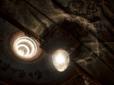 Güzel iç mekan, oditoryumda yumuşak koltuklar, giriş salonunda avizeler..