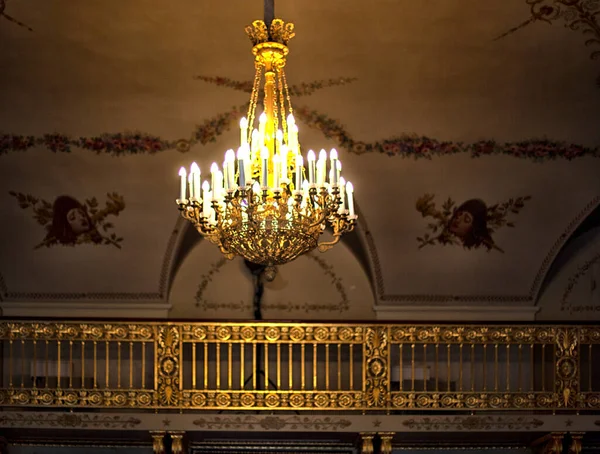 Güzel iç mekan, oditoryumda yumuşak koltuklar, giriş salonunda avizeler..