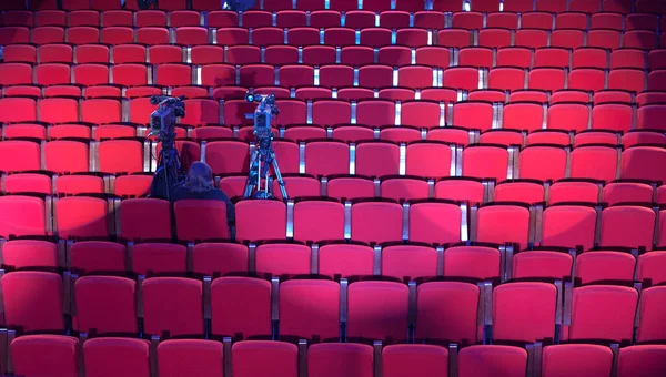 美しい劇場のインテリア 講堂の柔らかいアームチェア ホワイエのシャンデリア — ストック写真