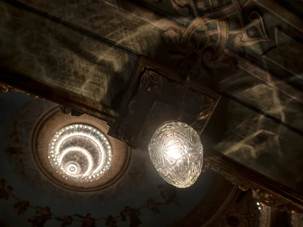 Όμορφο Εσωτερικό Θέατρο Μαλακό Πολυθρόνες Στο Αμφιθέατρο Πολυέλαιοι Στο Φουαγιέ — Φωτογραφία Αρχείου