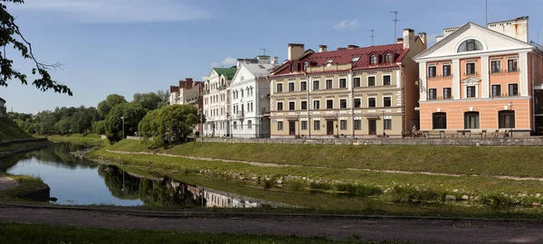 Kilátás a régi utcára a folyó a város központjában. Pskov, Oroszország — Stock Fotó