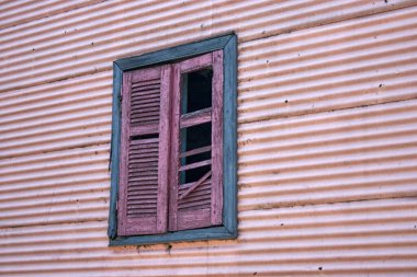 La Boca bölgesindeki bir pencereye kadar sokaktan bir manzara. Buenos Aires.