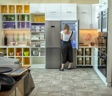 Beyaz çatı katında güzel bir iç tasarım..