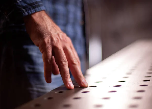 Mannen Hand Aanraken Van Een Metalen Tafel — Stockfoto