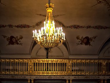 Güzel iç mekan, oditoryumda yumuşak koltuklar, giriş salonunda avizeler..