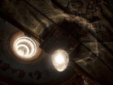 Güzel iç mekan, oditoryumda yumuşak koltuklar, giriş salonunda avizeler..