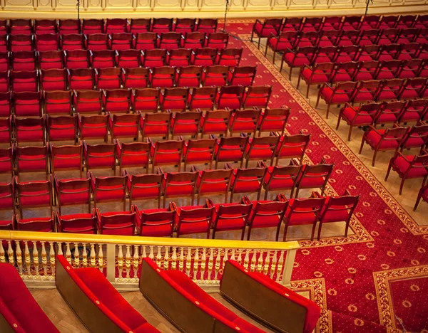 Hermoso Interior Del Teatro Sillones Suaves Auditorio Lámparas Araña Vestíbulo — Foto de Stock