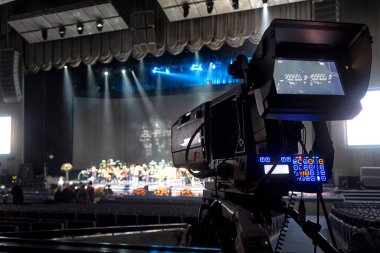 Profesyonel dijital kamera. Bir konser salonunda TV kamerası.
