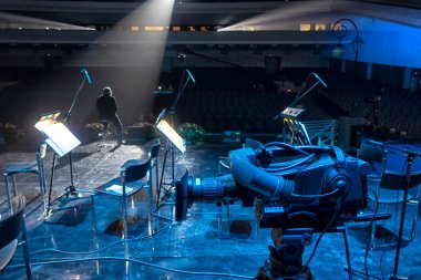 Profesyonel dijital kamera. Bir konser salonunda TV kamerası.