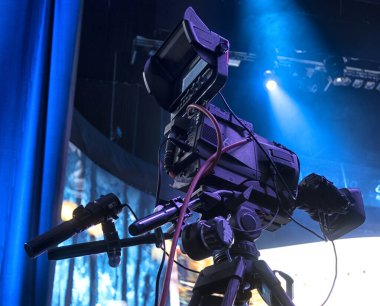 Profesyonel dijital kamera. Bir konser salonunda TV kamerası.