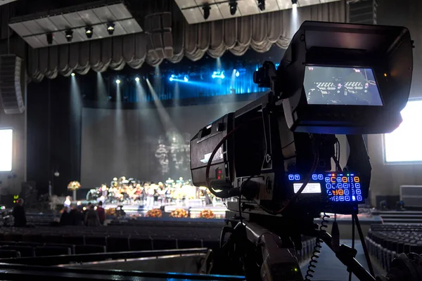 专业数码相机 音乐会中的电视摄像机 — 图库照片