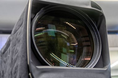 Profesyonel dijital kamera. Bir konser salonunda TV kamerası.