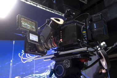 Çadırda profesyonel dijital video kamera sinematografisi.