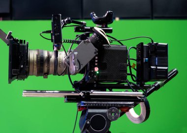 Çadırda profesyonel dijital video kamera sinematografisi.