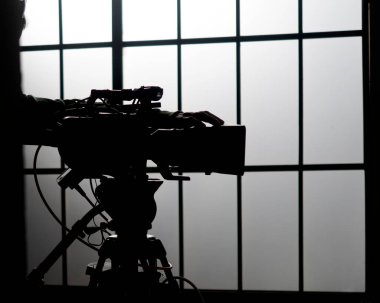 Çadırda profesyonel dijital video kamera sinematografisi.