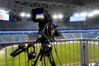 Futbol maçında televizyon. Profesyonel dijital video kamera.