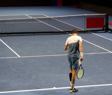 Maç sırasında tenis oyuncusu, düşme atışı için uzanıyor.