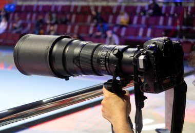 Tenis yayını için TV kamerası