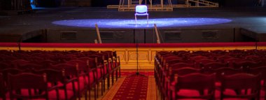 Güzel iç mekan, oditoryumda yumuşak koltuklar, giriş salonunda avizeler..