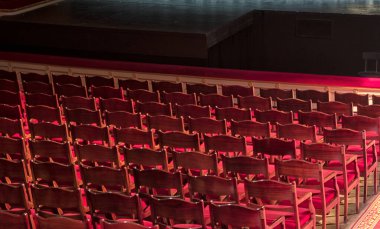 Güzel iç mekan, oditoryumda yumuşak koltuklar, giriş salonunda avizeler..