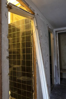 Eski bir Sovyet dairesinde tadilat. Rusya.