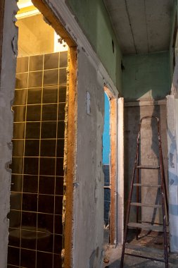 Eski bir Sovyet dairesinde tadilat. Rusya.