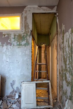 Eski bir Sovyet dairesinde tadilat. Rusya.