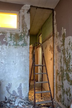 Eski bir Sovyet dairesinde tadilat. Rusya.