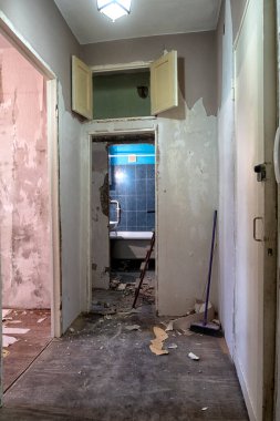 Eski bir Sovyet dairesinde tadilat. Rusya.