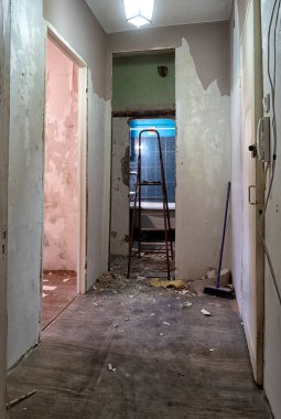 Eski bir Sovyet dairesinde tadilat. Rusya.