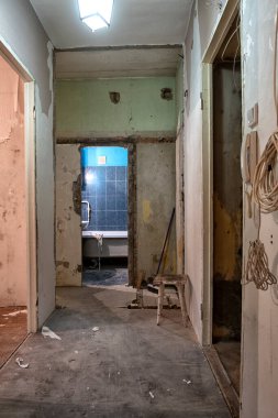 Eski bir Sovyet dairesinde tadilat. Rusya.