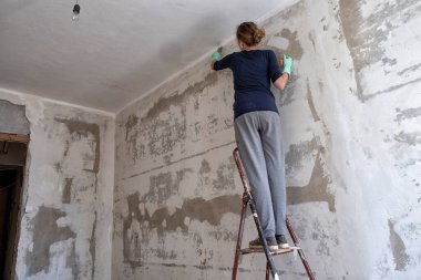 Eski bir Sovyet dairesinde tadilat. Rusya.