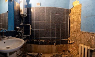 Eski bir Sovyet dairesinde tadilat. Rusya.