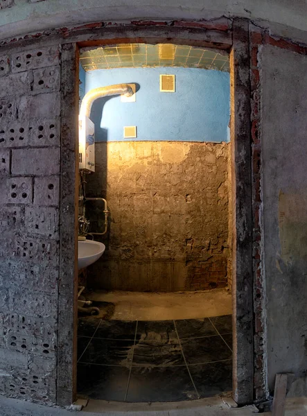 Eski bir Sovyet dairesinde tadilat. Rusya.