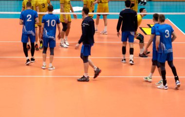 Maçtan önce voleybol takımı. Maçtan önce voleybol oyuncularını çalıştırmak.