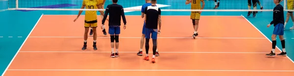 Maçtan Önce Voleybol Takımı Maçtan Önce Voleybol Oyuncularını Çalıştırmak — Stok fotoğraf