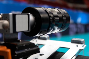 Bir voleybol maçı yayınlamadan önce TV kamerası açık.