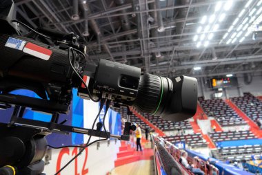 Bir voleybol maçı yayınlamadan önce TV kamerası açık.